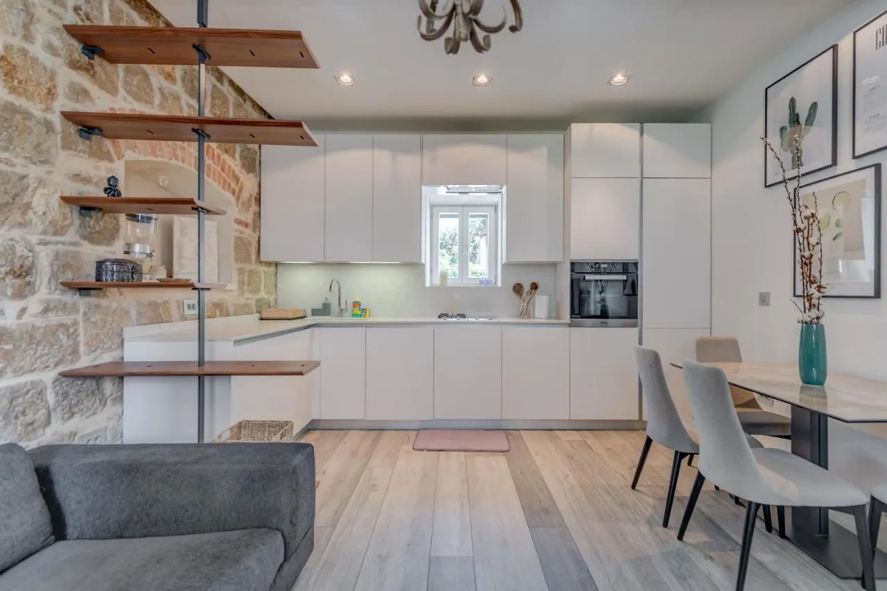 Funky Donkey Apartment Split 0*,